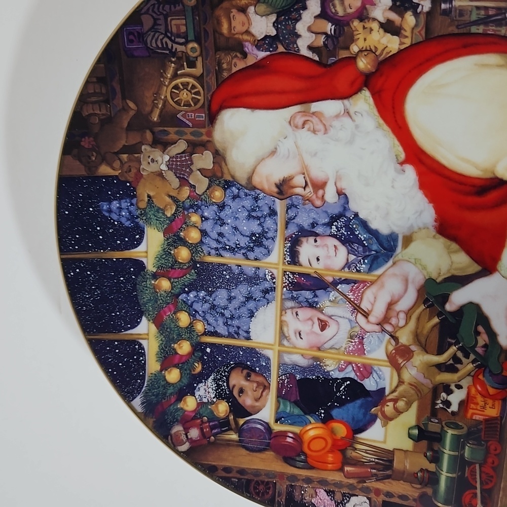 Avon Fine Collectables Santa's Loving Touch VTG 1996 Porcelain Christmas Plate - Picture 2 of 8